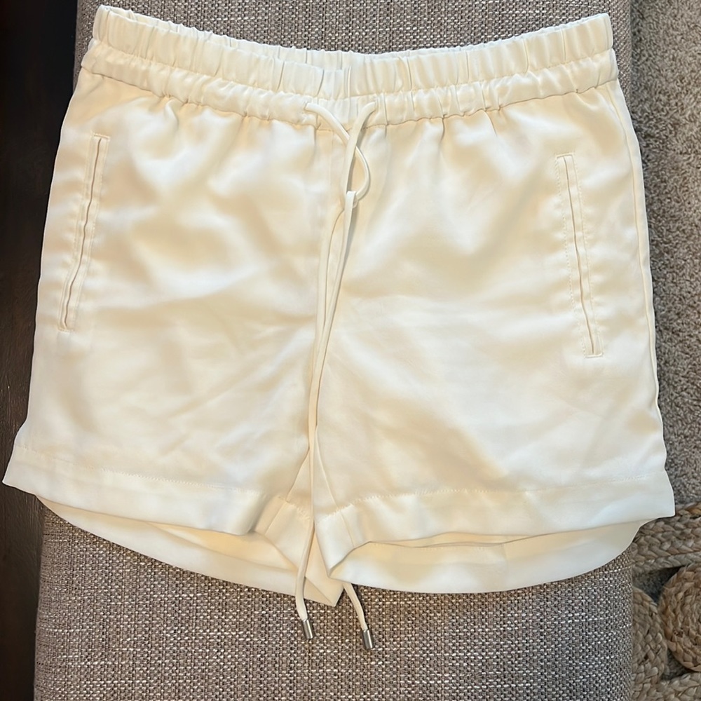 Cream stretchy shorts